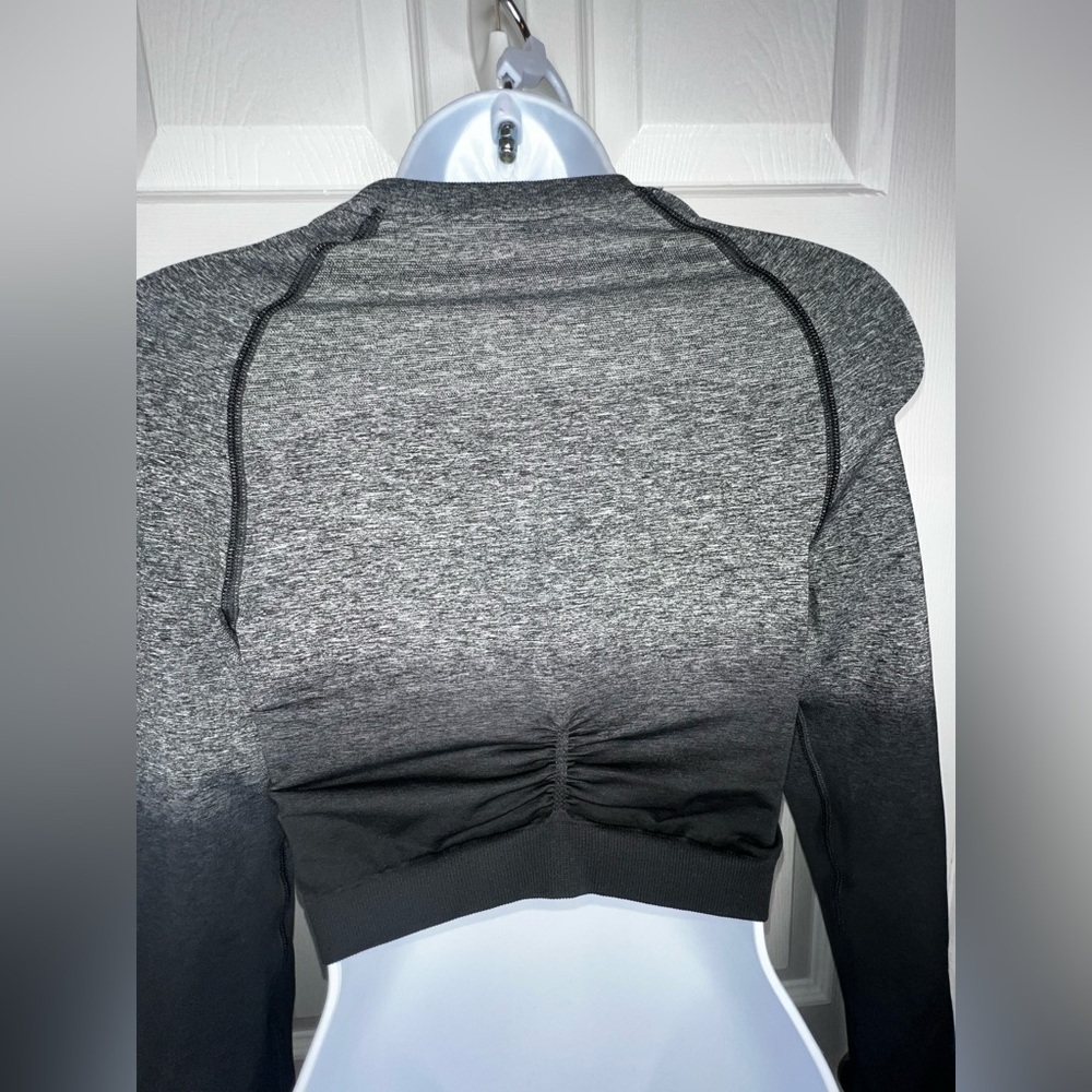 Gymshark Women’s Small Seamless Cropped Long Sleeve Shirt Top Black Ombré S - Picture 7 of 15